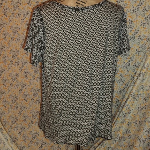 Geometric Patterned Top - Picture 7 of 7